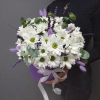 Хризантемы и сухоцветы в шляпной коробке с доставкой в Магнитогорске