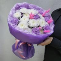Купить круглый букет с хризантемами и гвоздиками с доставкой в Магнитогорске 