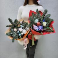 Новогодний букет с нобилисом, хлопком и елочными шарами