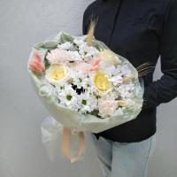 Фото "Теплые объятия" нежный букет с розами, хризантемами и гвоздиками 