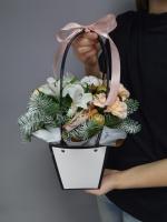 Новогодняя композиция в сумочке в нежной гамме