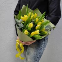 Букет из тюльпанов с эвкалиптом