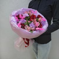 Фото "Соблазн" букет с красными розами, альстромериями и гвоздиками