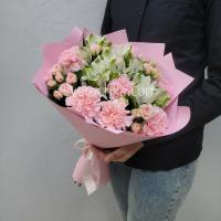 Нежный букет из альстромерий, кустовых роз и гвоздик