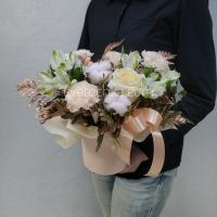 Кремовая композиция в шляпной коробке