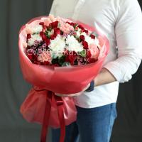 Пышный букет из красных роз и кустовых хризантем