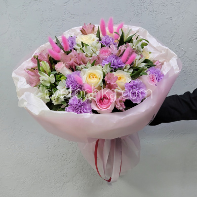 "Неповторимый миг" элегантный букет с розами, альстромериями и гвоздиками 