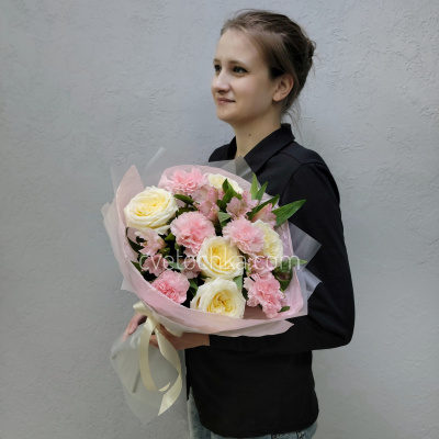 "Маршмеллоу" букет с розами, альстромериями и гвоздиками