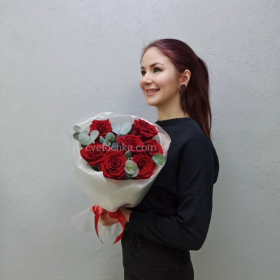 Букет из 7 красных роз с эвкалиптом