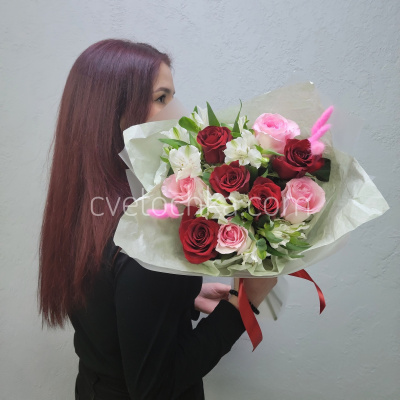 "Легкий флирт" букет с розами и альстромериями