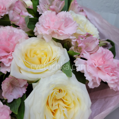 "Маршмеллоу" букет с розами, альстромериями и гвоздиками