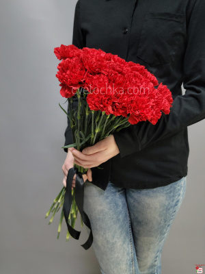 Траурный букет из 30 красных гвоздик с доставкой в Магнитогорске