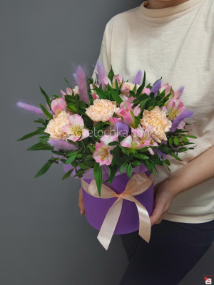 Шляпная коробка из альстромерий, гвоздик и сухоцветов с доставкой в Магнитогорске