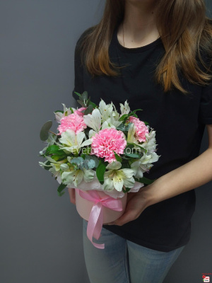 Нежная композиция из альстромерий и гвоздик в бело-розовой гамме с доставкой в Магнитогорске