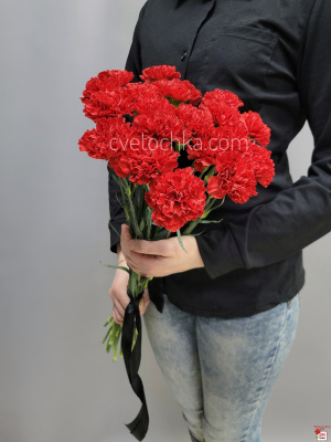 Траурный букет из 20 красных гвоздик с доставкой в Магнитогорске