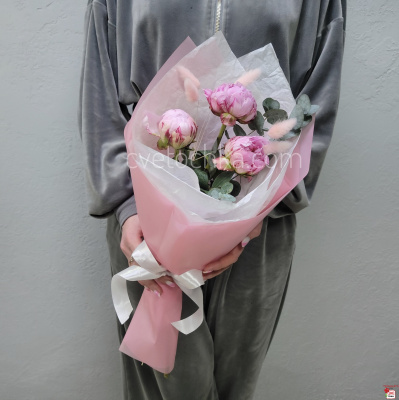 Букет-комплимент из пионов с доставкой в Магнитогорске