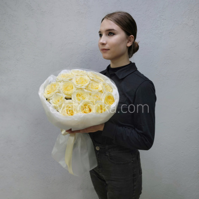 15 сливочных роз