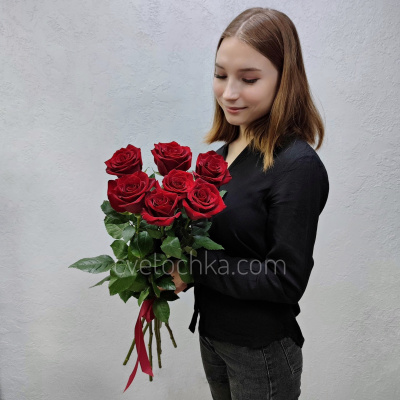 7 бордовых роз 80 см
