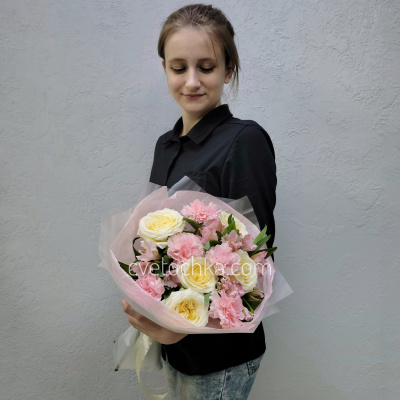 "Маршмеллоу" букет с розами, альстромериями и гвоздиками