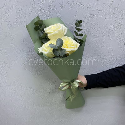 Букет из 3 роз с эвкалиптом. Цвет на выбор