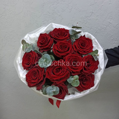 Букет из 11 красных роз с эвкалиптом