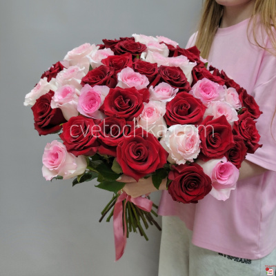 Букет из 51 розы Эквадор 50 см микс бордовых и нежно-розовых с доставкой в Магнитогорске 