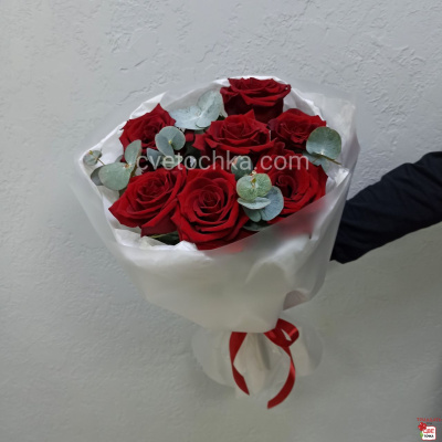 Букет из 7 красных роз с эвкалиптом с доставкой в Магнитогорске 
