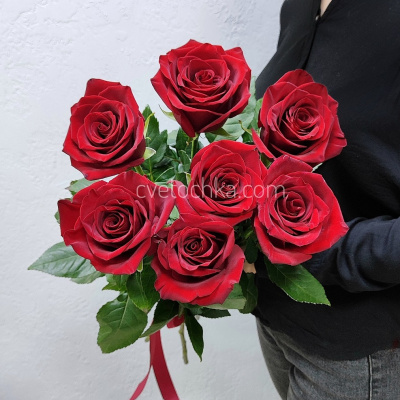 7 бордовых роз 80 см