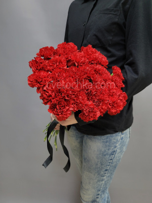 Траурный букет из 30 красных гвоздик