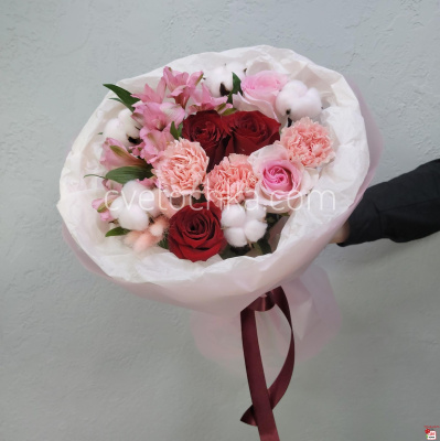 Букет с розами, альстромериями и хлопком с доставкой в Магнитогорске 