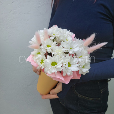 Стаканчик с хризантемой и лагурусом