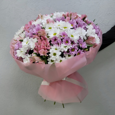 "Блаженство" пышный букет из хризантем и альстромерий