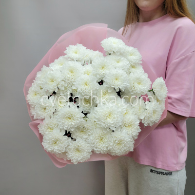 Букет из 7 белых махровых кустовых хризантем
