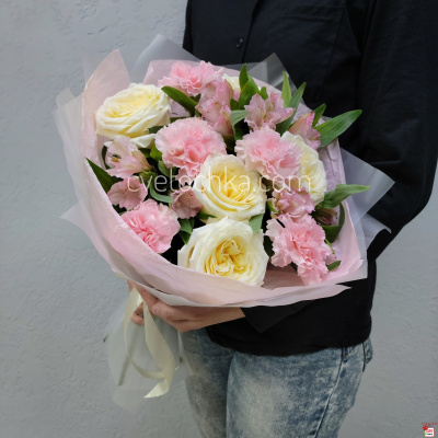 Букет из роз, гвоздик и альстромерий с доставкой в Магнитогорске