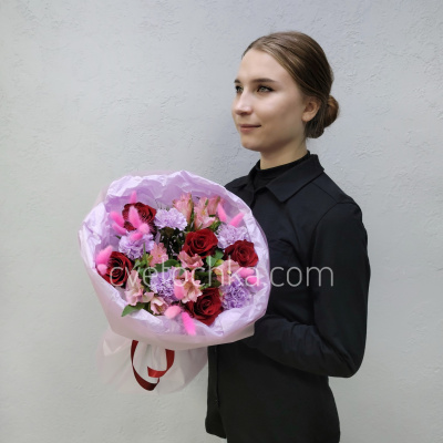 "Соблазн" букет с красными розами, альстромериями и гвоздиками