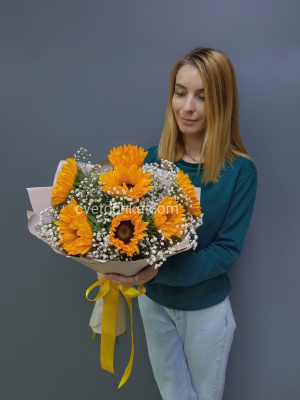 Букет из подсолнухов с гипсофилой