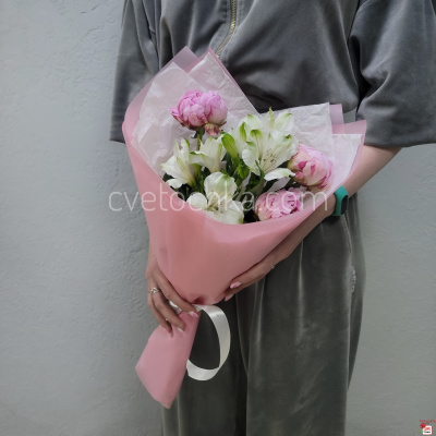 Букет-комплимент из пионов и альстромерий с доставкой в Магнитогорске