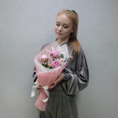 Букет-комплимент из пионов