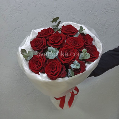 Букет из 11 красных роз с эвкалиптом