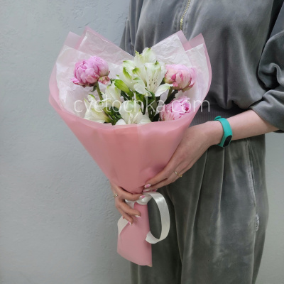 Пионы с альстромериями букет-комплимент