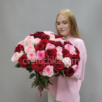 Букет из 51 розы Эквадор 50 см микс бордовых и нежно-розовых