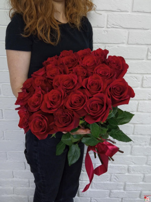 Букет из 25 красных роз Эквадор 50 см с доставкой в Магнитогорске 