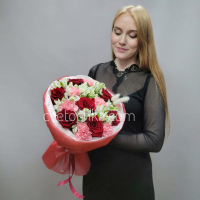 "Адель" букет с бордовыми розами и альстромериями