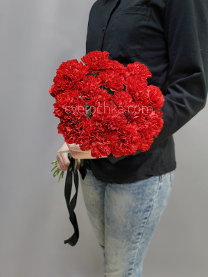 Траурный букет из 20 красных гвоздик