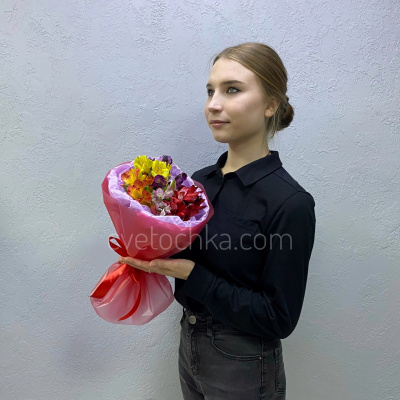 Букет из 5 цветных мини альстромерий