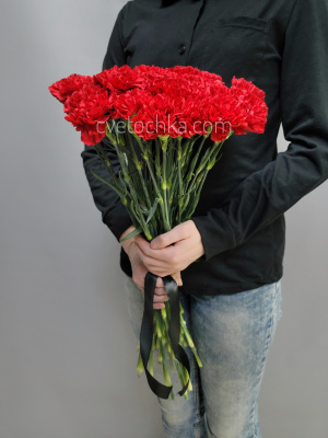 Траурный букет из 30 красных гвоздик