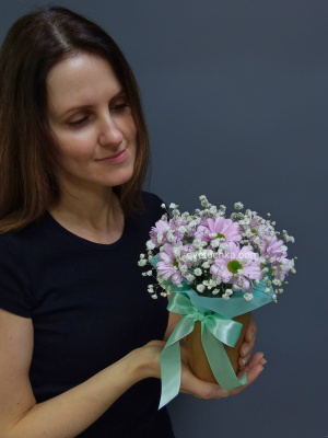 Стаканчик с хризантемой