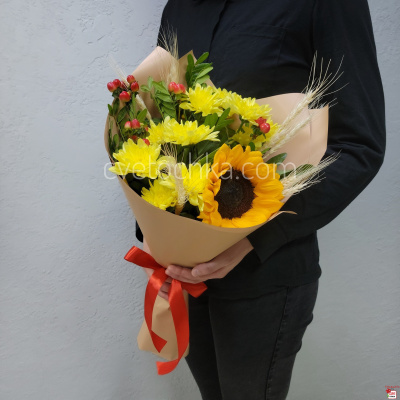 Яркий букет с подсолнухом, хризантемой и ягодами с доставкой в Магнитогорске