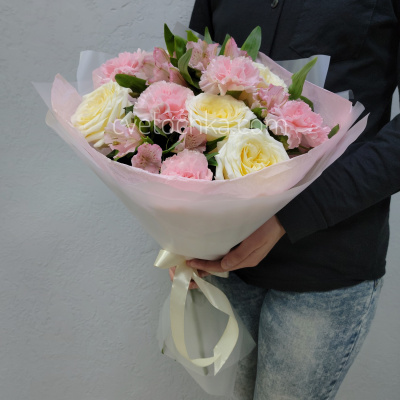 "Маршмеллоу" букет с розами, альстромериями и гвоздиками