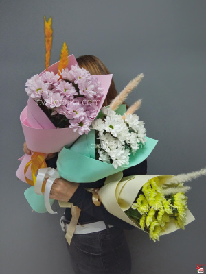 Небольшой букет из кустовых хризантем с доставкой в Магнитогорске